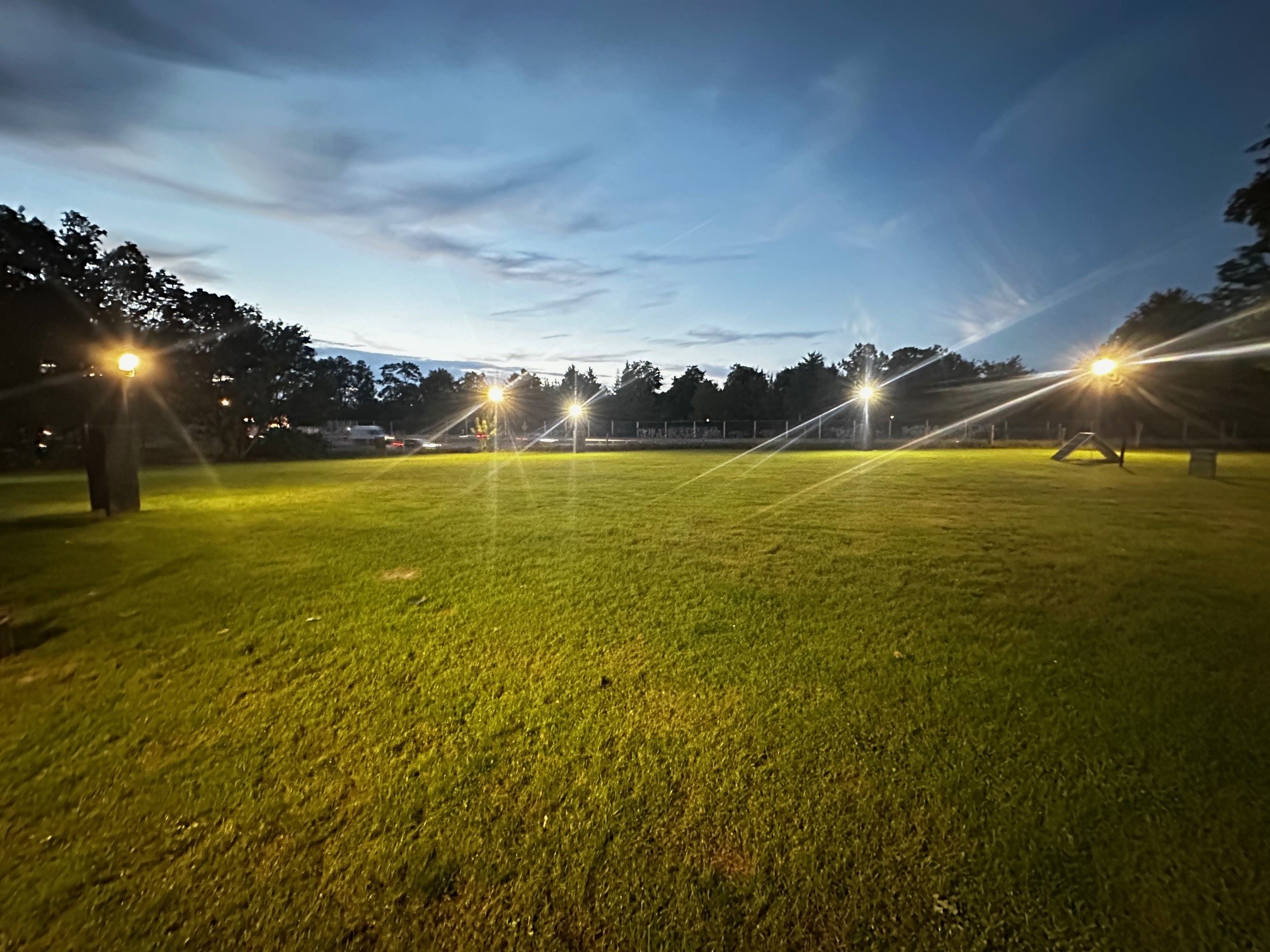 Beleuchteter Hundeplatz am Abend